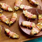 Mit Speck umwickelte Paprika mit Käsefüllung