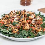 Salat mit gebratenem Speck und gegrillten Pfirsichen