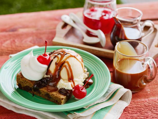 Come preparare un gelato americano con biscotti, gelato, cioccolato e caramello