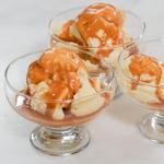 Passionsfruchteis mit Rum-Vanille-Karamellsauce