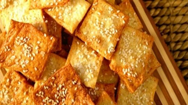 Rezept für selbstgemachte Cheddar-Sesam-Cracker