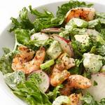 Gegrillte Garnelen mit Avocado-, Radieschen- und Grünkohlsalat
