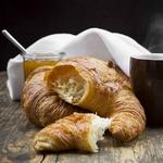 Klassische Croissants aus hausgemachtem Blätterteig
