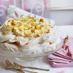 Klassische Pavlova-Torte mit Passionsfruchtpüree