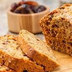 خبز رطب كلاسيكي مع التمر والمكسرات