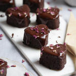 Glänzendes Petit Four