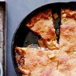 Apfelkuchen aus der Pfanne mit Zimt und Schlagsahne