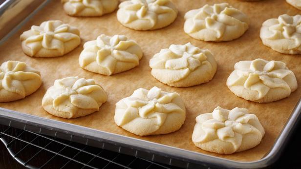 Wie man Vanille-Shortbread-Kekse mit einer Spritze zubereitet