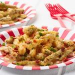 Zucchini-Disco-Pommes mit Sauce und Käse