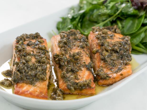 วิธีทำ - ปลาแซลมอนทอดกระทะกับเคเปอร์และซอสเลมอนโรเซ่