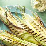 Perfekt gegrillter Maiskolben mit grüner Butter