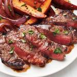 Gebratenes Rindersteak mit Biersauce und gebackener Süßkartoffel