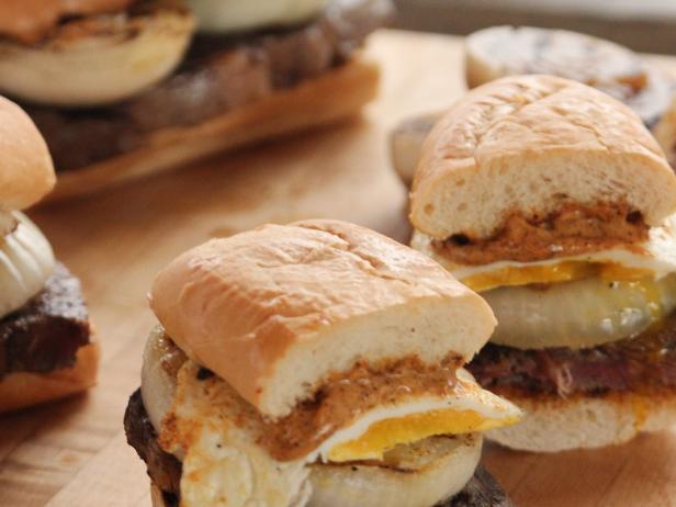 So bereiten Sie Rindersteak- und Eier-Sandwiches zu