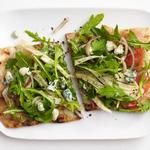 Pizza auf Pitabrot mit Schinken und Rucola