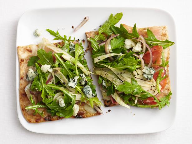 So bereiten Sie eine Pizza mit Schinken und Rucola auf Lavash-Brot zu