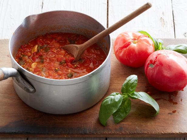 Wie man Tomatensoße aus überreifen Tomaten zubereitet