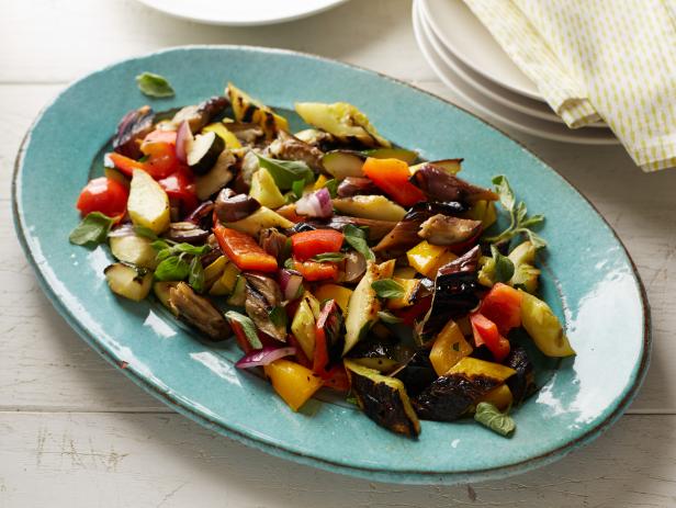Wie man Ratatouille aus gegrillten Auberginen zubereitet