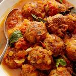 In Marinara-Sauce geschmorte Fleischbällchen