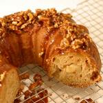 Gugelhupf mit Äpfeln und Karamell