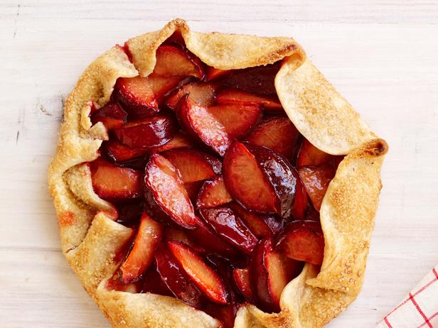 Wie man Pflaumenkuchen zubereitet – ein Mürbeteigkuchen mit Pflaumen