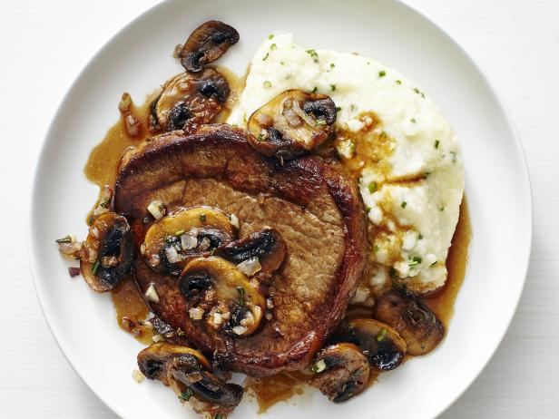 Wie man Steak-Gulasch mit Blumenkohlpüree zubereitet