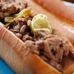 Gezupftes Rindfleisch und karamellisierte Zwiebeln auf Brötchen