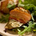 Gebackene Birnen, umwickelt mit Speck und gefüllt mit Ziegenkäse