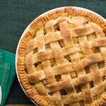 Apfelkuchen ist ein Mürbeteigkuchen mit einem Gitterdeckel.