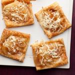 Geöffnete Blätterteigtaschen mit Käse und Birnen