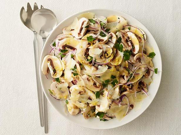 Salat seente ja pecorino juustuga