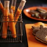 Vampirblut-Tomatensuppe und Apfel-Käse-Sandwiches