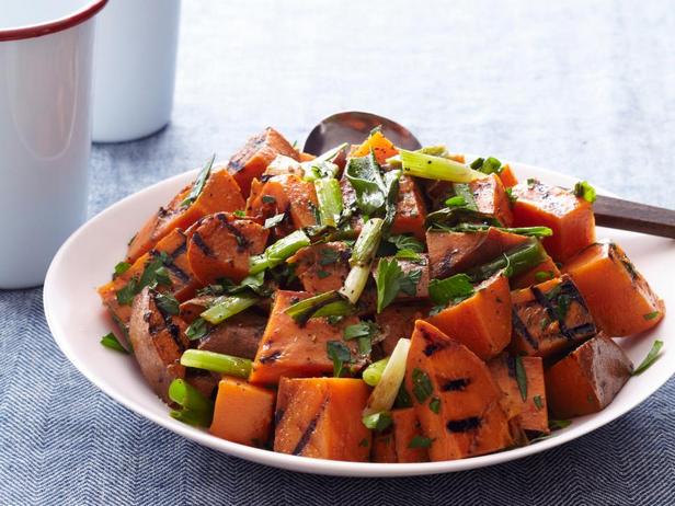 سلطة البطاطا الحلوة المشوية والبصل الأخضر