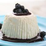 Zitronencreme-Dessert mit Blaubeersauce
