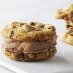 Eiscreme-Sandwich: Ein sommerliches Dessert aus Keksen und Softeis
