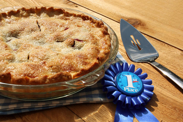 Wie man einen Apfelkuchen mit blauem Band backt