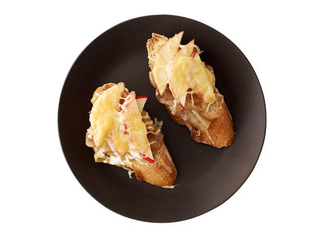 19. Bruschetta mit Zwiebeln und Äpfeln.