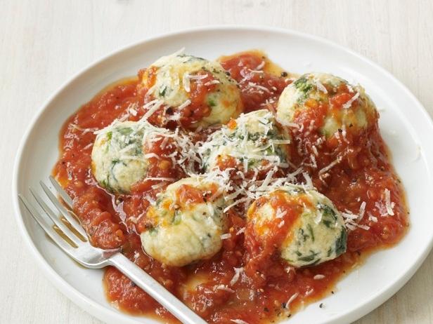 Wie man Käseknödel in Tomatensoße zubereitet