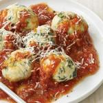 Käseknödel in Tomatensoße