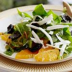 Spinatblattsalat mit gerösteten Oliven in Orangen-Rosmarin-Öl