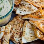 Weiße-Bohnen-Tahini-Püree mit Pita-Chips