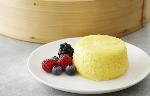 Wie man ein Zitronensoufflé im Dampfgarer zubereitet