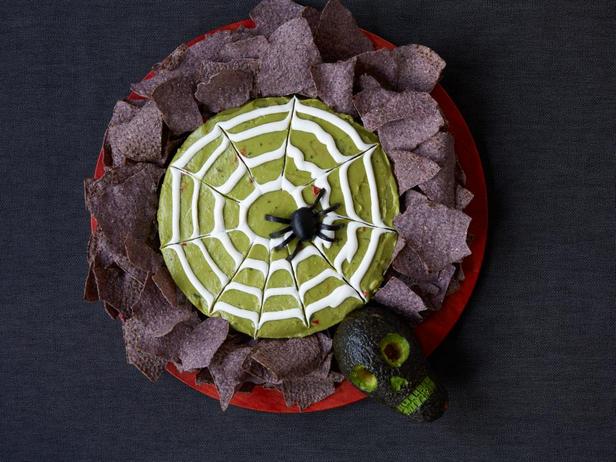 Foto des Gerichts – Halloween-Guacamole mit Spinnweben