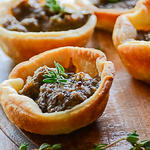 سلال تحتوي على الفطر والجوز
