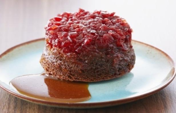 Rezept für Lebkuchen-Cupcakes mit Preiselbeer-Topping und brauner Butter-Karamellsauce