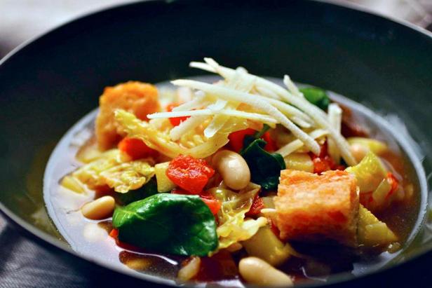 Foto des Gerichts – Gemüse-Ribollita mit Wirsing, Spinat und Sellerie