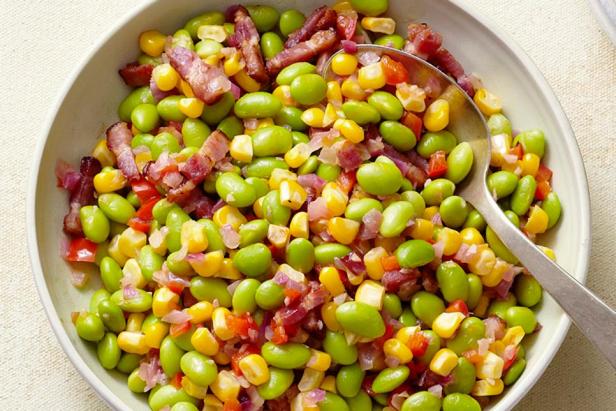Foto des Gerichts – Gebratene Edamame-Bohnen mit Mais und Speck