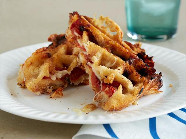 Come preparare - Panini con formaggio fuso e pomodori nella piastra per waffle