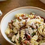 Fusilli mit Hackfleisch, Artischocken und sonnengetrockneten Tomaten