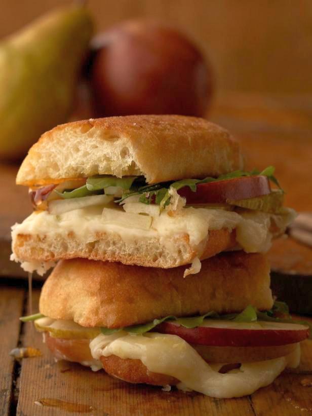 Foto des Gerichts – Ciabatta-Panini mit Birne und Käse