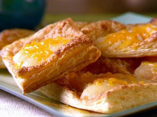 Foto des Gerichts – Geöffnete Blätterteigtaschen mit Käse und Birnen